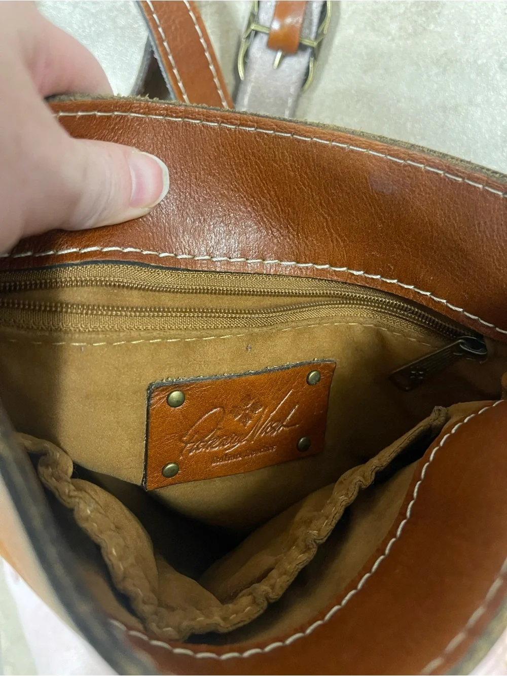Women's Leather Crossbody Bag in Cognac Brown